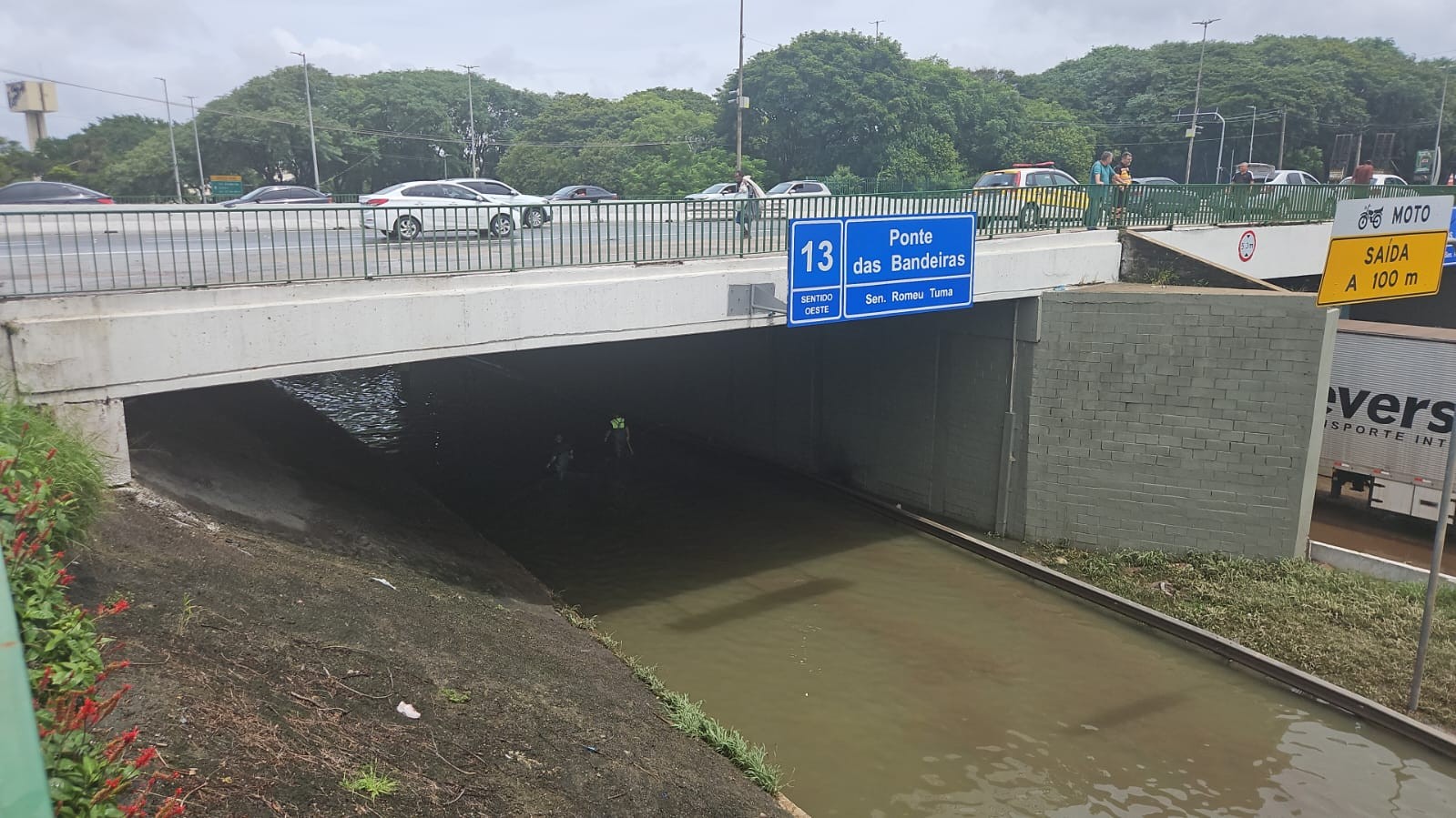 Marginal do Tietê ainda tem alagamentos quase 6h após fim das chuvas em SP; gestão Tarcísio culpa prefeitura por problemas de drenagem 