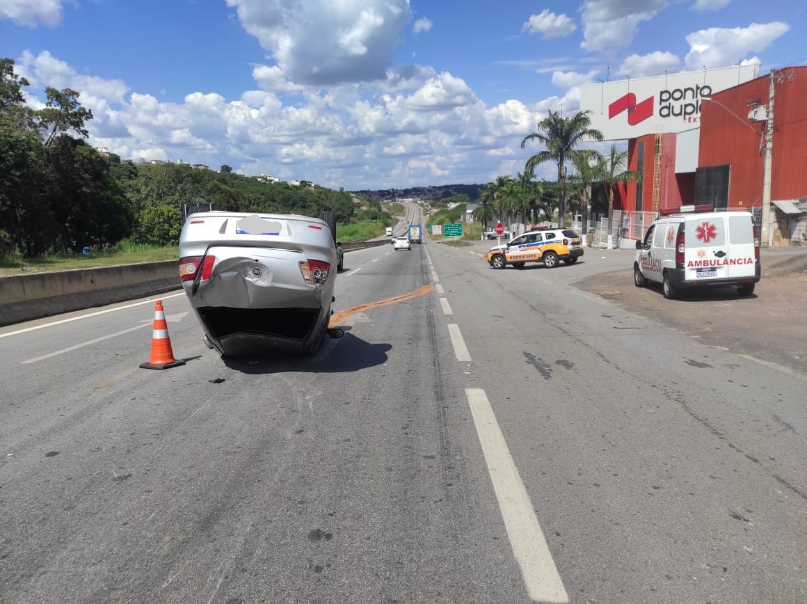 Criança arremessada de carro após acidente em Divinópolis está internada no CTI do Hospital São João de Deus