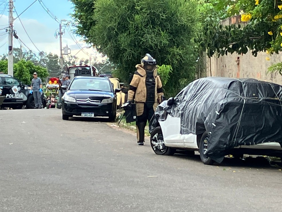 Policial do grupo antibomba analisa artefato em Campinas — Foto: Gustavo Biano/EPTV