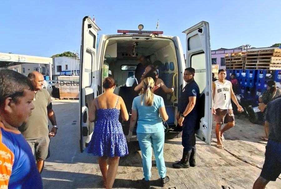 Mulher é resgatada após cair de embarcação e ser encontrada nadando no Rio Amazonas em Santarém