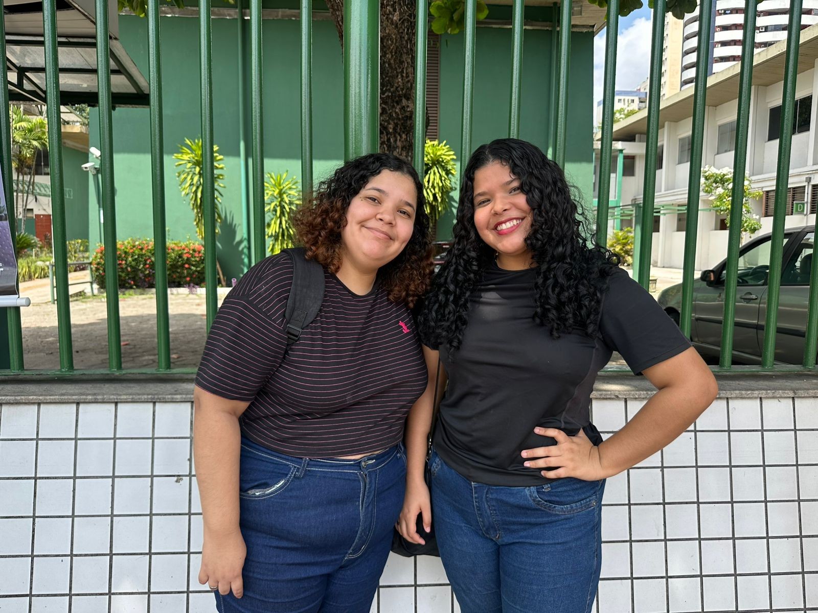 Enem na Grande Belém: Irmãs e demais candidatos chegam cedo para garantir início de prova tranquilo