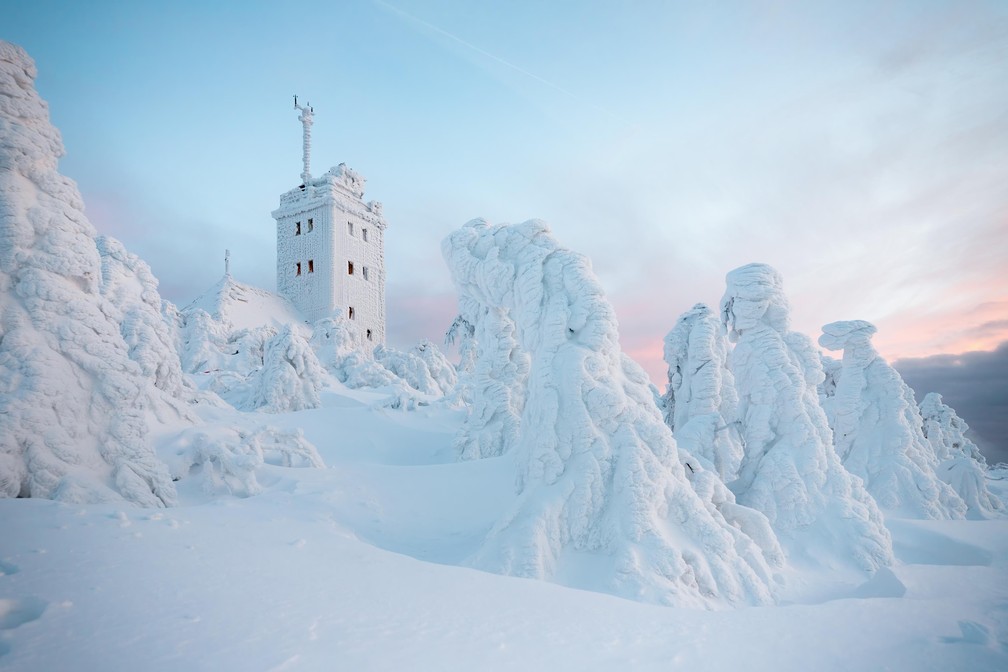 'Montanha Fichtelberg' por Christoph Schaarschmidt. 'Incríveis esculturas de gelo' – foi assim que Schaarschmidt descreveu sua visão sobrenatural da montanha Fichtelberg, na Alemanha. — Foto: Royal Meteorological Society/Christoph Schaarschmidt