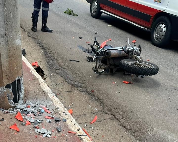 Motociclista morre após bater em poste na BR-352, em Pitangui