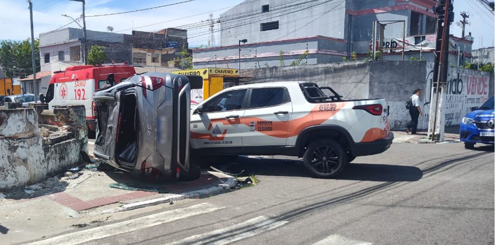 Veículo da Defesa Civil se envolve em acidente com carro em Aracaju