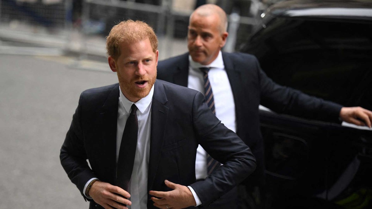Após falta, príncipe Harry presta depoimento à Justiça em Londres