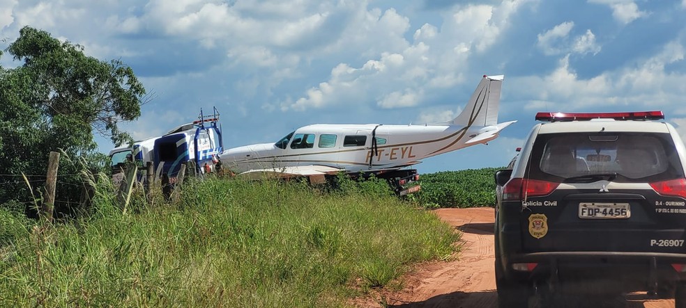 Avião de pequeno porte fez pouso forçado em área rural de Santa Cruz do Rio Pardo — Foto: Igor Rosa/TV TEM
