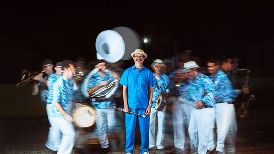 Siba promove Carnaval fora de época ao compilar a produção fonográfica foliã na antologia ‘Máquina de fazer festa’ - 