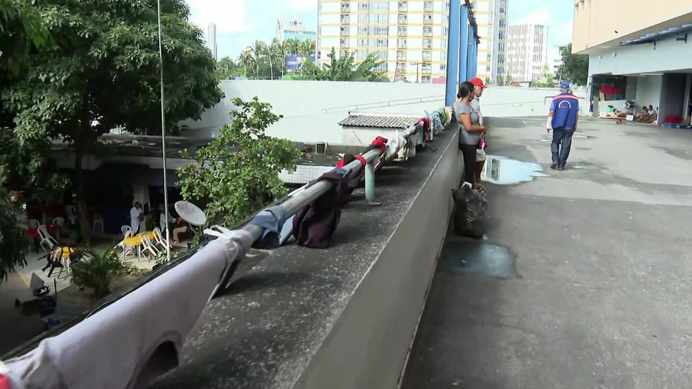 Varal de roupas foi improvisado em frente ao Hospital da Restauração, no Recife — Foto: Reprodução/TV Globo