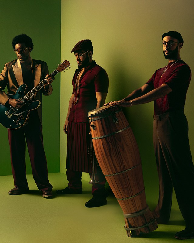 Grupo Gilsons reúne Arnaldo Antunes, Julia Mestre e a inglesa Sona Jobarteh no segundo álbum de estúdio do trio