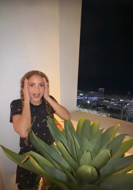 Fãs lotam Copacabana aguardando passagem de som de Shakira; 'Isso tudo é pra mim ?', posta cantora