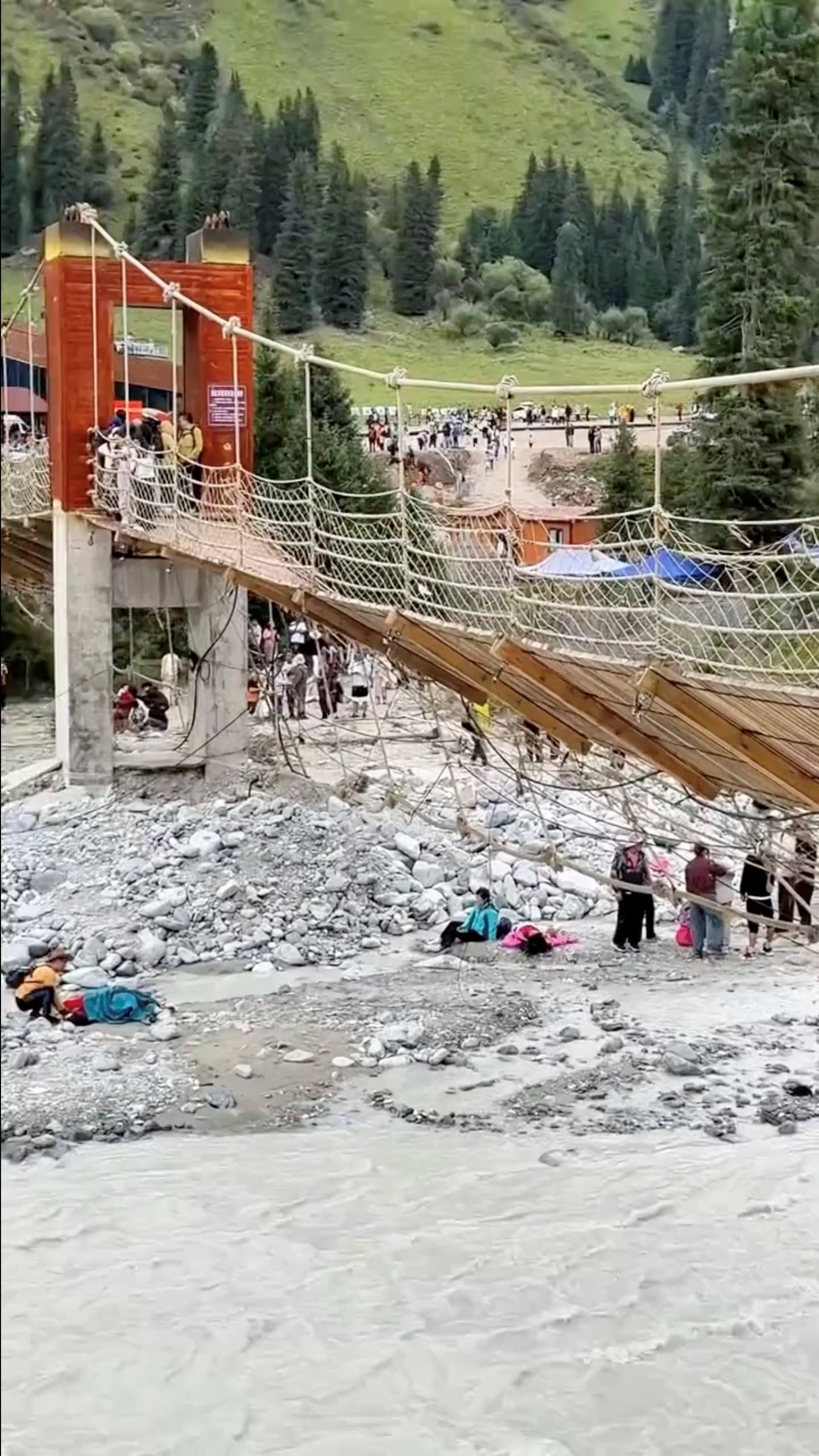 Queda de ponte em atração turística na China mata 5; VÍDEO mostra resgate de vítimas