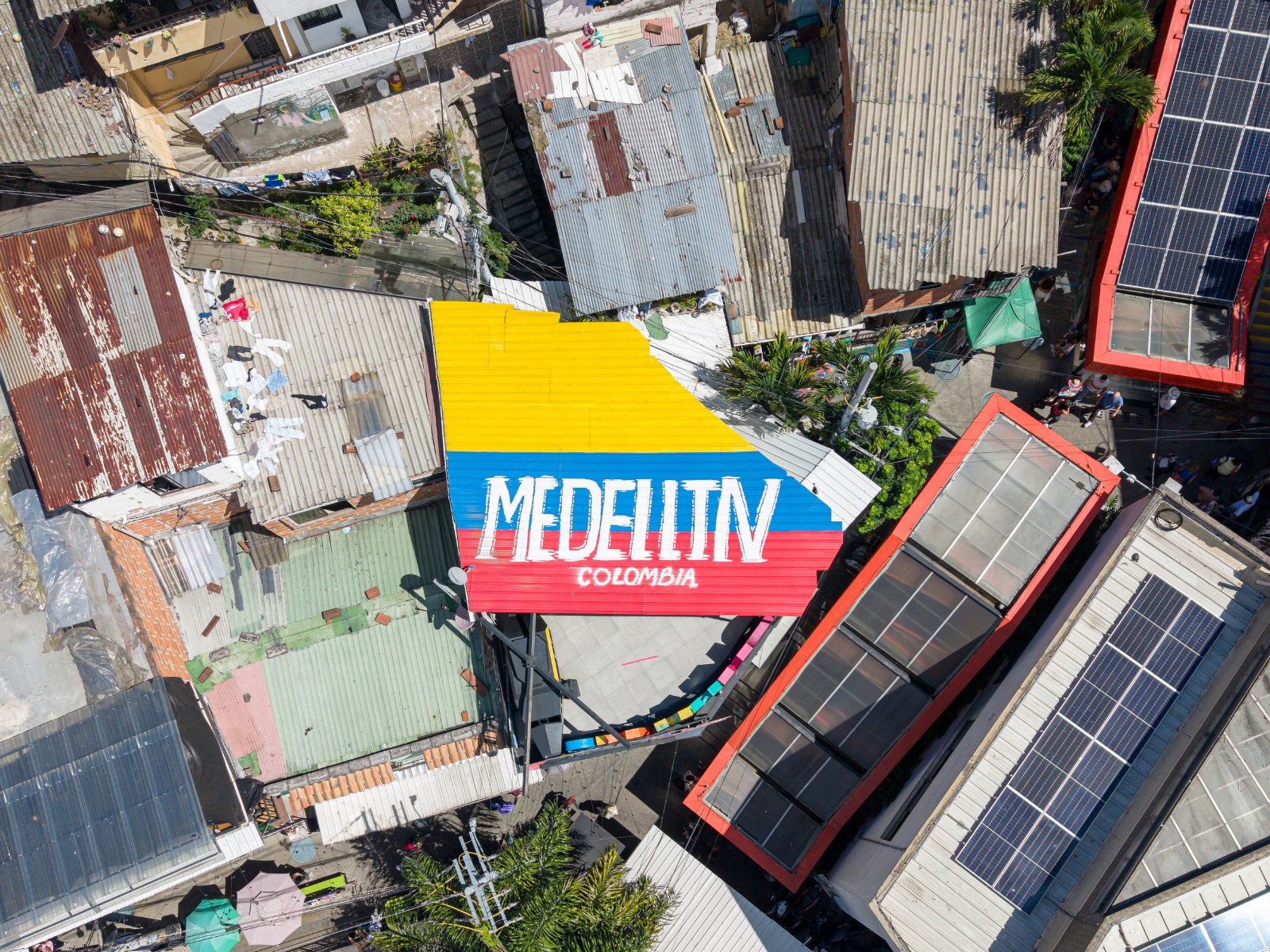 Fotógrafo mineiro registra moradores de Medellín nas ruas após terremoto que devastou cidade na Colômbia
