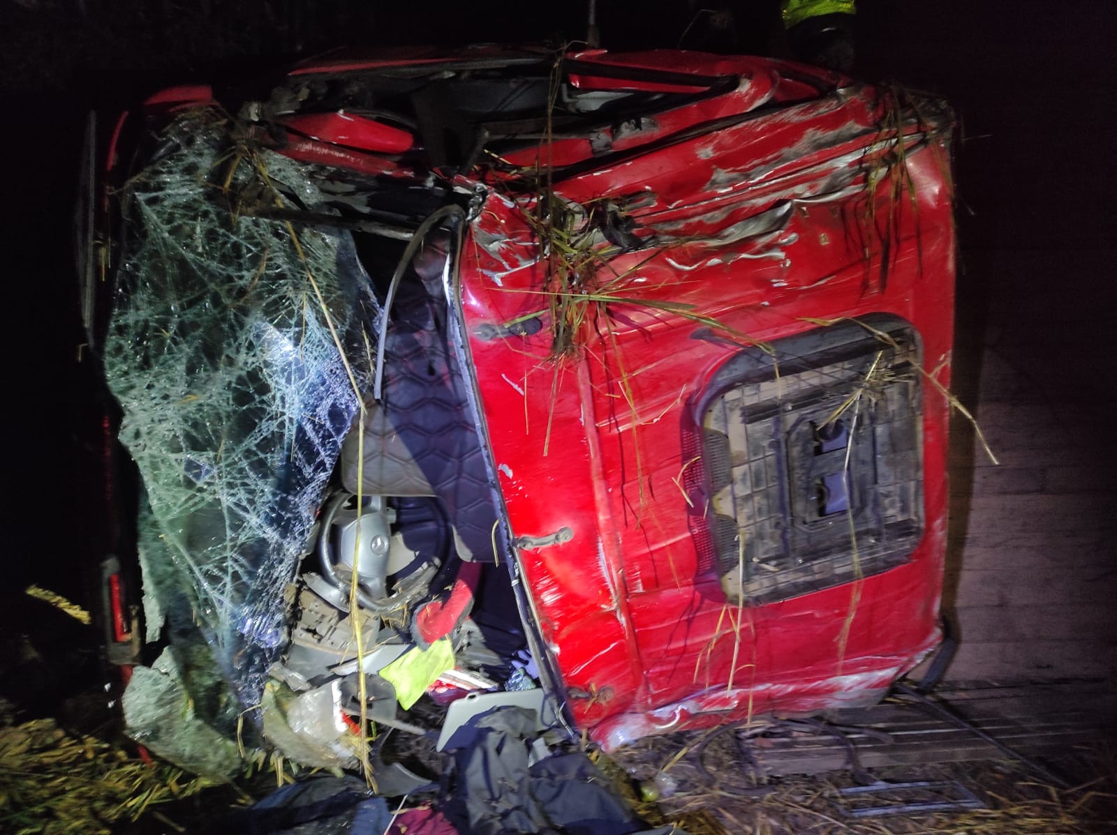 Motorista morre na BR-494 em tombamento de caminhão carregado com tomates