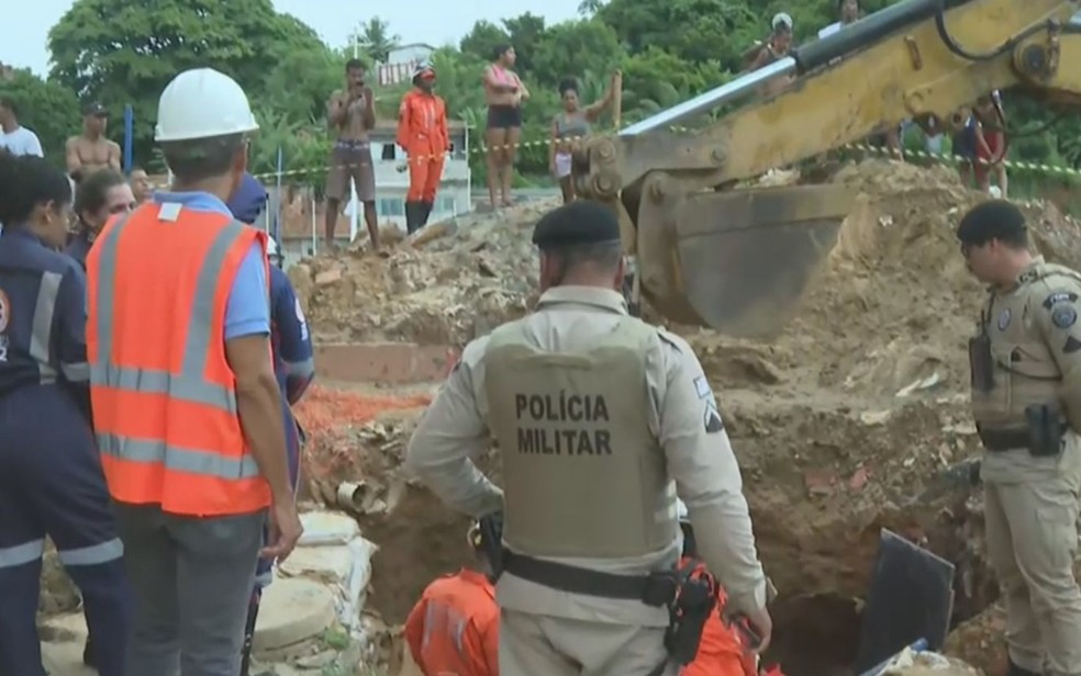 Homem caiu durante trabalho em obra de drenagem em Saramandaia, bairro de Salvador — Foto: TV Bahia