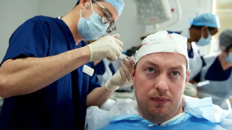 Grande parte do que os cientistas sabem sobre queda de cabelo vem de estudos feitos com homens, afirma Claire Higgins — Foto: BBC