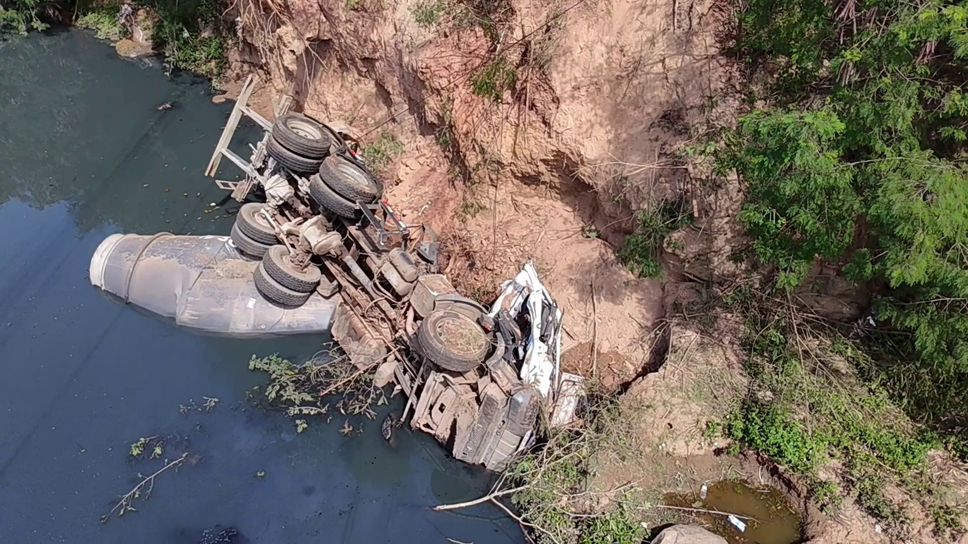 Caminhão carregado com concreto capota e cai em ribanceira em Campinas