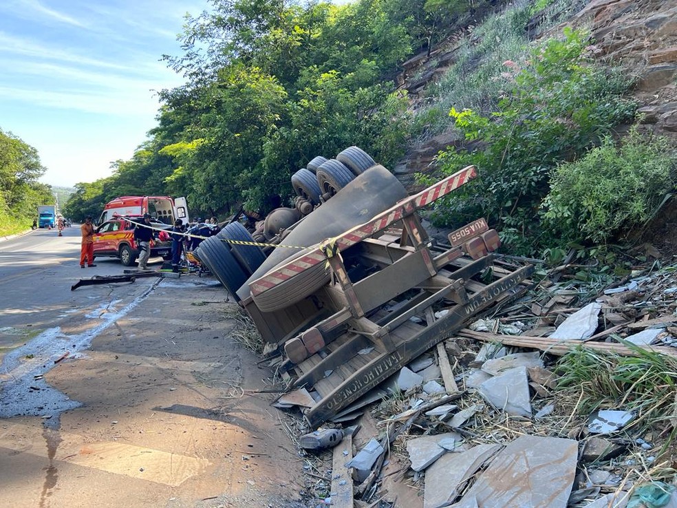 Caminhão capotou às margens da pista — Foto: Polícia Rodoviária Federal/Divulgação