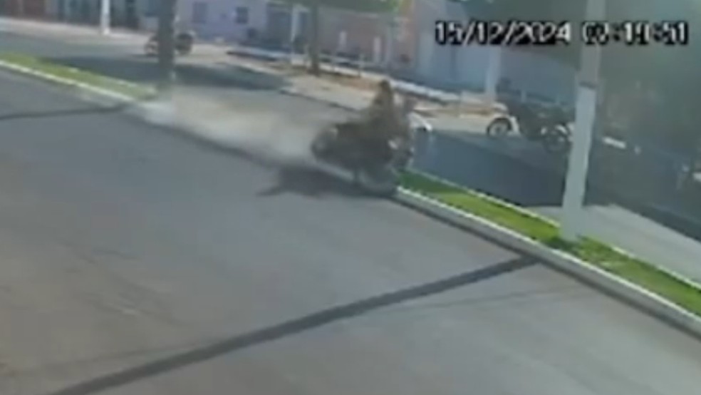 Motociclista em alta velocidade perde controle, colide em poste e morre em Alto Santo, interior do Ceará — Foto: Reprodução