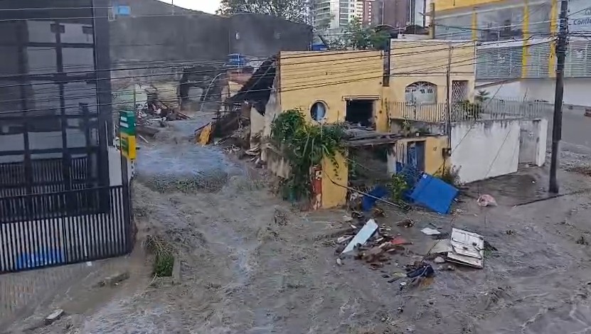 Reservatório rompe, causa destruição em ruas e deixa uma pessoa morta