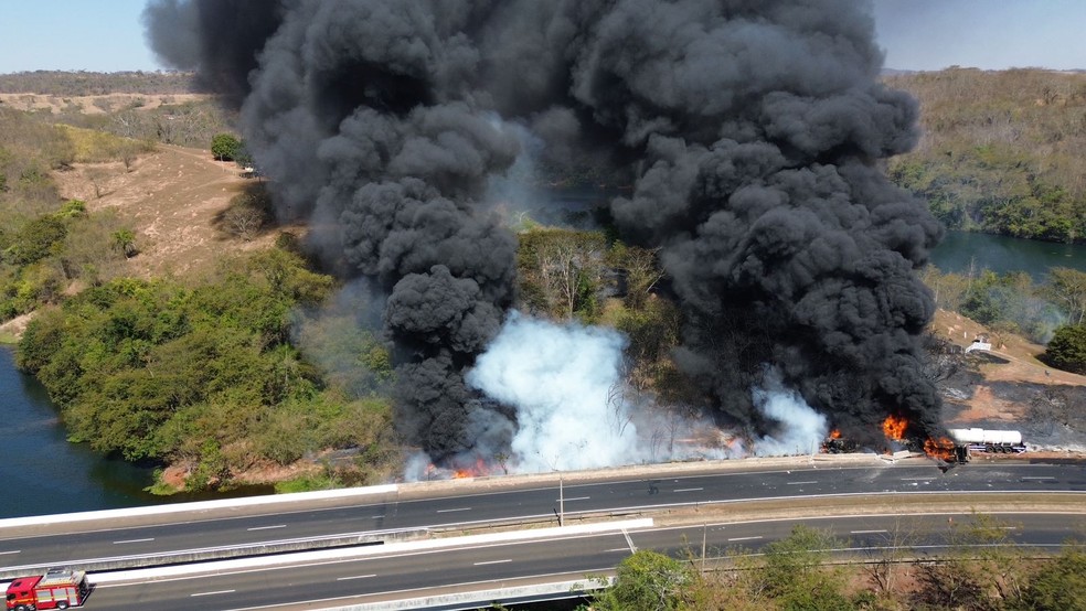 Acidente entre carretas na BR-050, entre Araguari e Uberlândia, perto de ponte sobre o Rio Araguari — Foto: VIA-DRONES