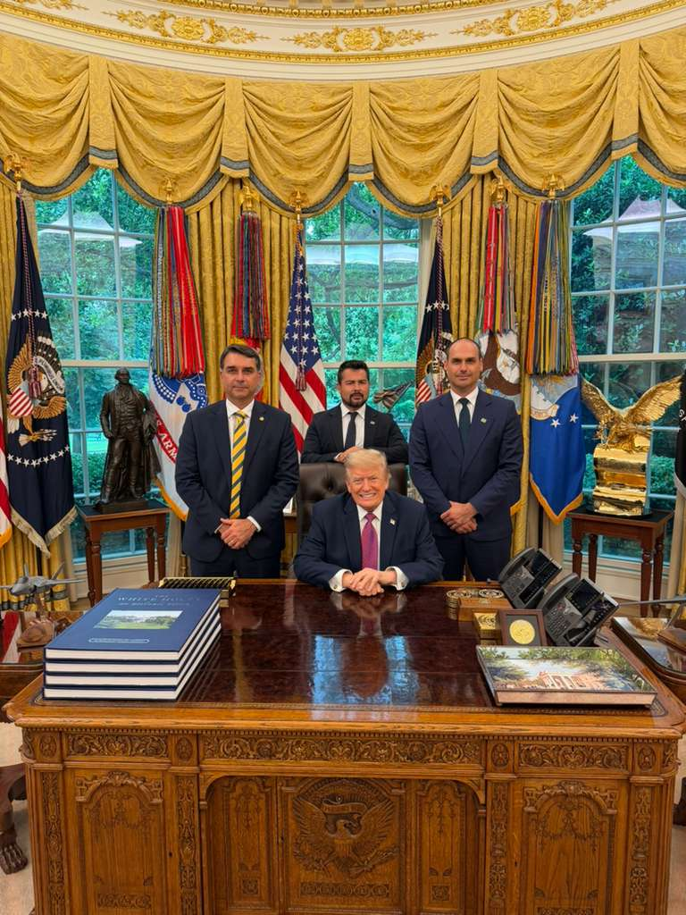 Flávio Bolsonaro diz que pediu a Trump para classificar PCC e CV como grupos terroristas