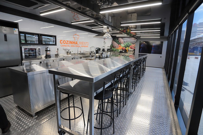 Carreta do Cozinhalimento chega a Paraisópolis com cursos grátis de panetones e ceias de Natal 