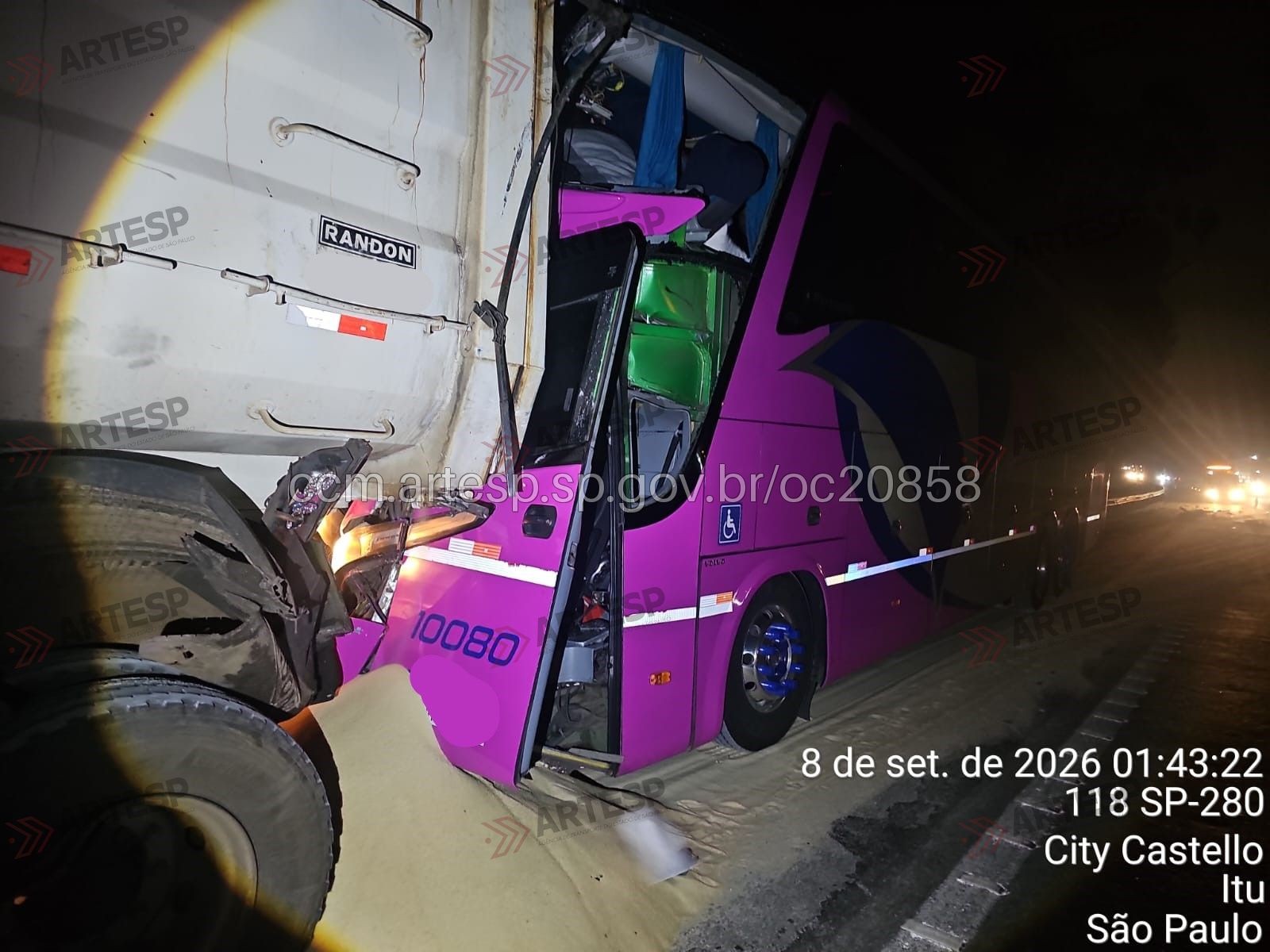 Ônibus bate em carreta na Castello Branco e deixa feridos em Itu, SP