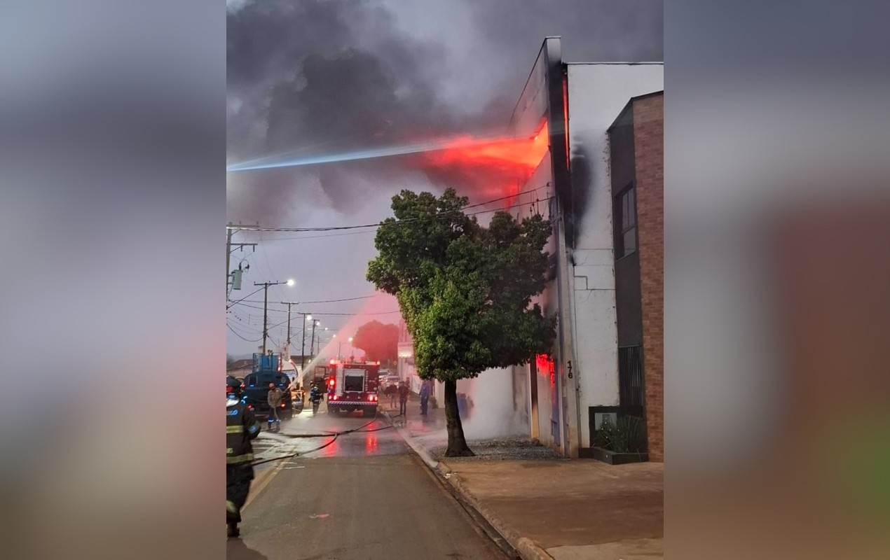 Incêndio atinge fábrica de cosméticos no interior de SP e mobiliza Corpo de Bombeiros e Defesa Civil