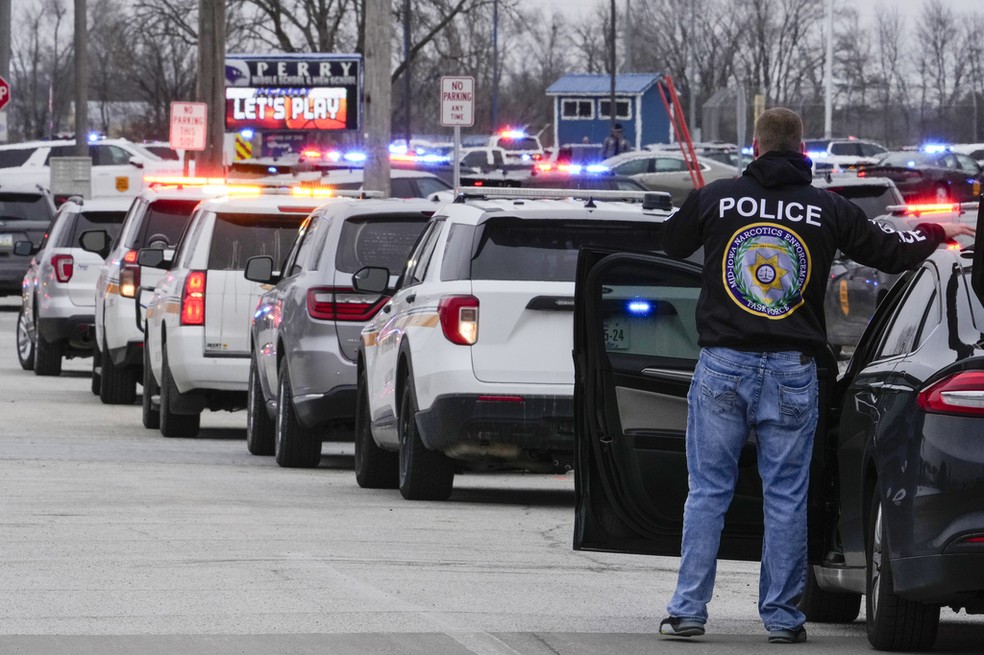 Policial em frente a escola invadida por atirador em Perry, Iowa, nos Estados Unidos, em 4 de janeiro de 2024. — Foto: Andrew Harnik/ AP