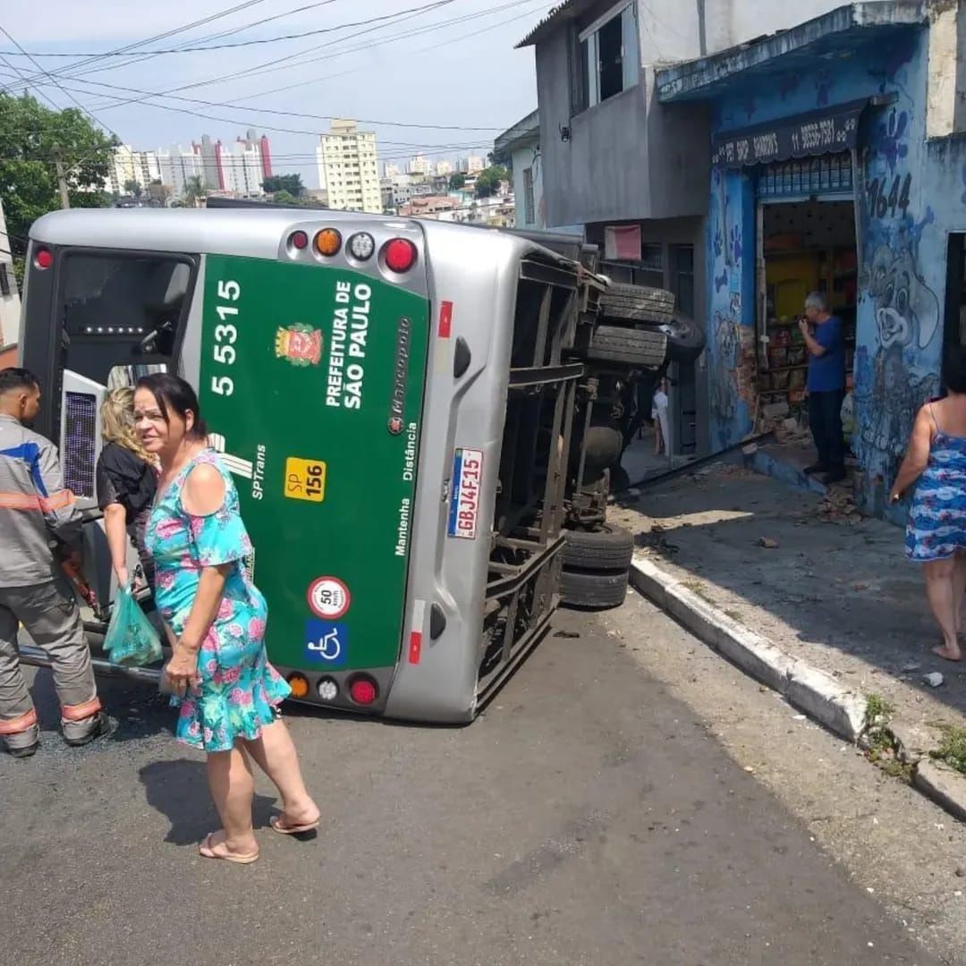 VÍDEO: ônibus capota e deixa feridos na Zona Leste de SP