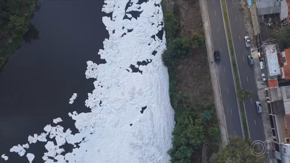 Rio Tietê amanhece com espuma branca nesta quinta-feira (14), em Salto (SP), o fenômeno surge a partir da poluição — Foto: Walmir Gerena/Droneterapia/Reprodução