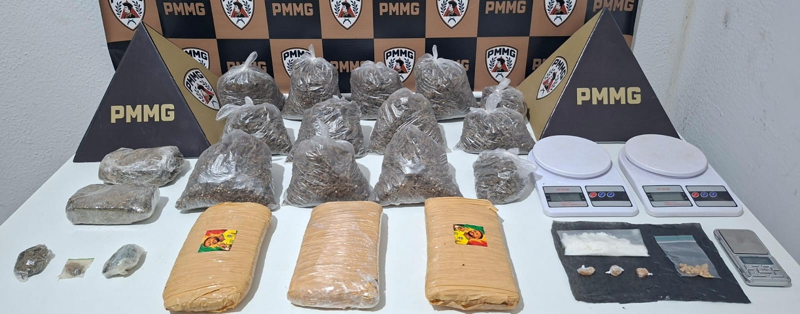 'Supermaconha', cocaína e crack são apreendidos em casas abandonadas durante operação da PM em Timóteo