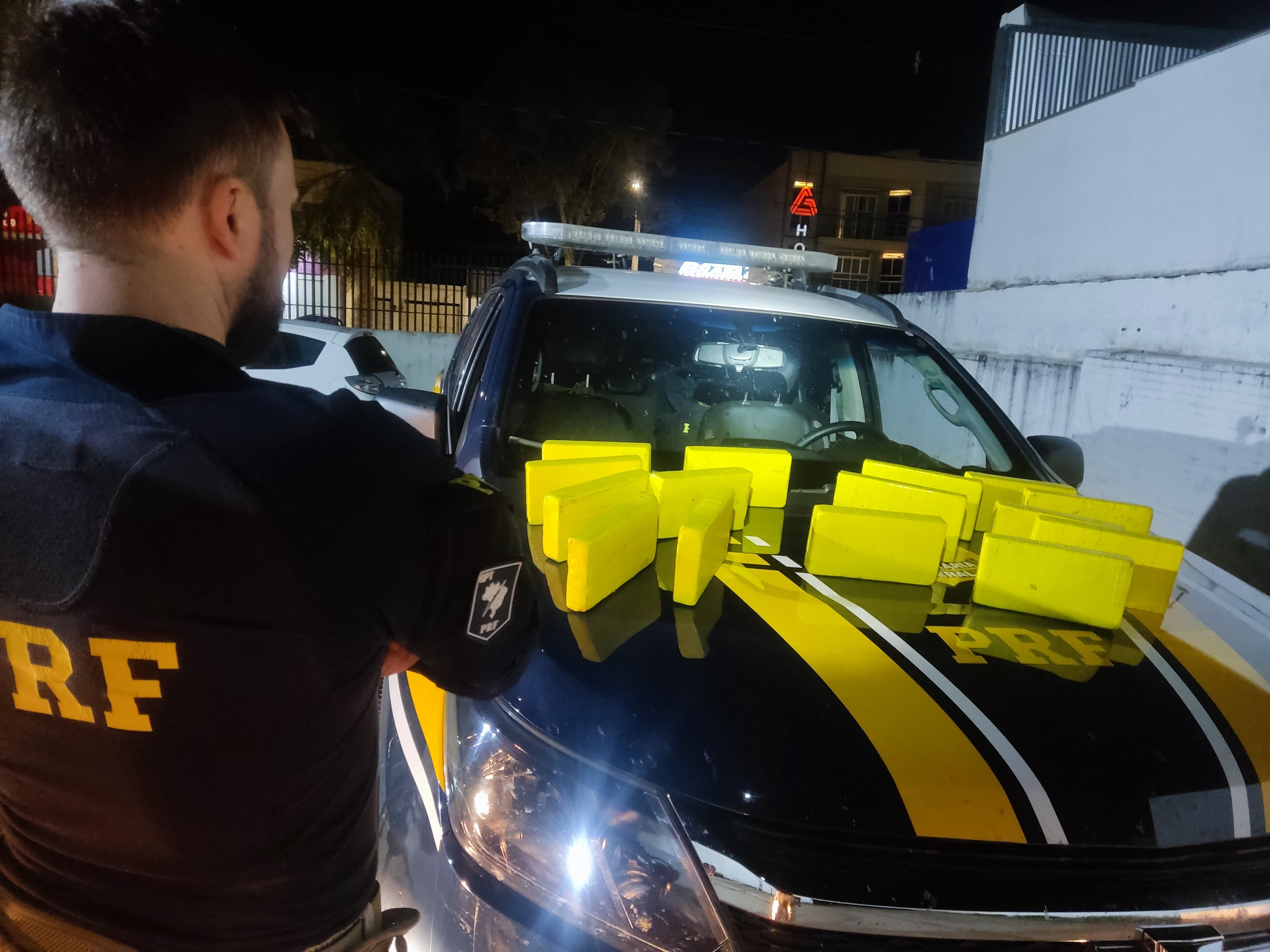 VÍDEO: Homem é preso com cocaína escondida em compartimento secreto no câmbio do carro, em Patrocínio