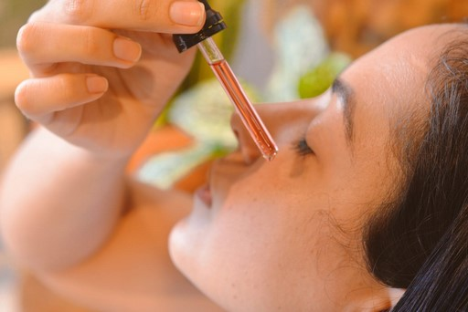 Higienização facial e massagem relaxante são ofertadas para a população no Saúde de Rua 2024