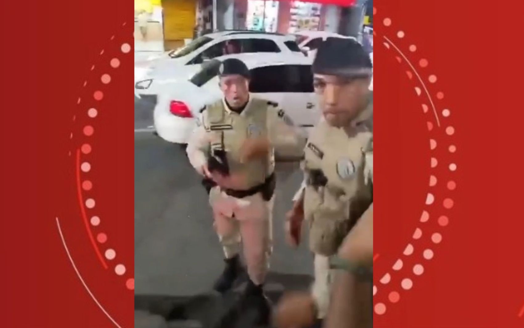 VÍDEO: Policial militar agride homem com tapa no rosto durante manifestação em Salvador