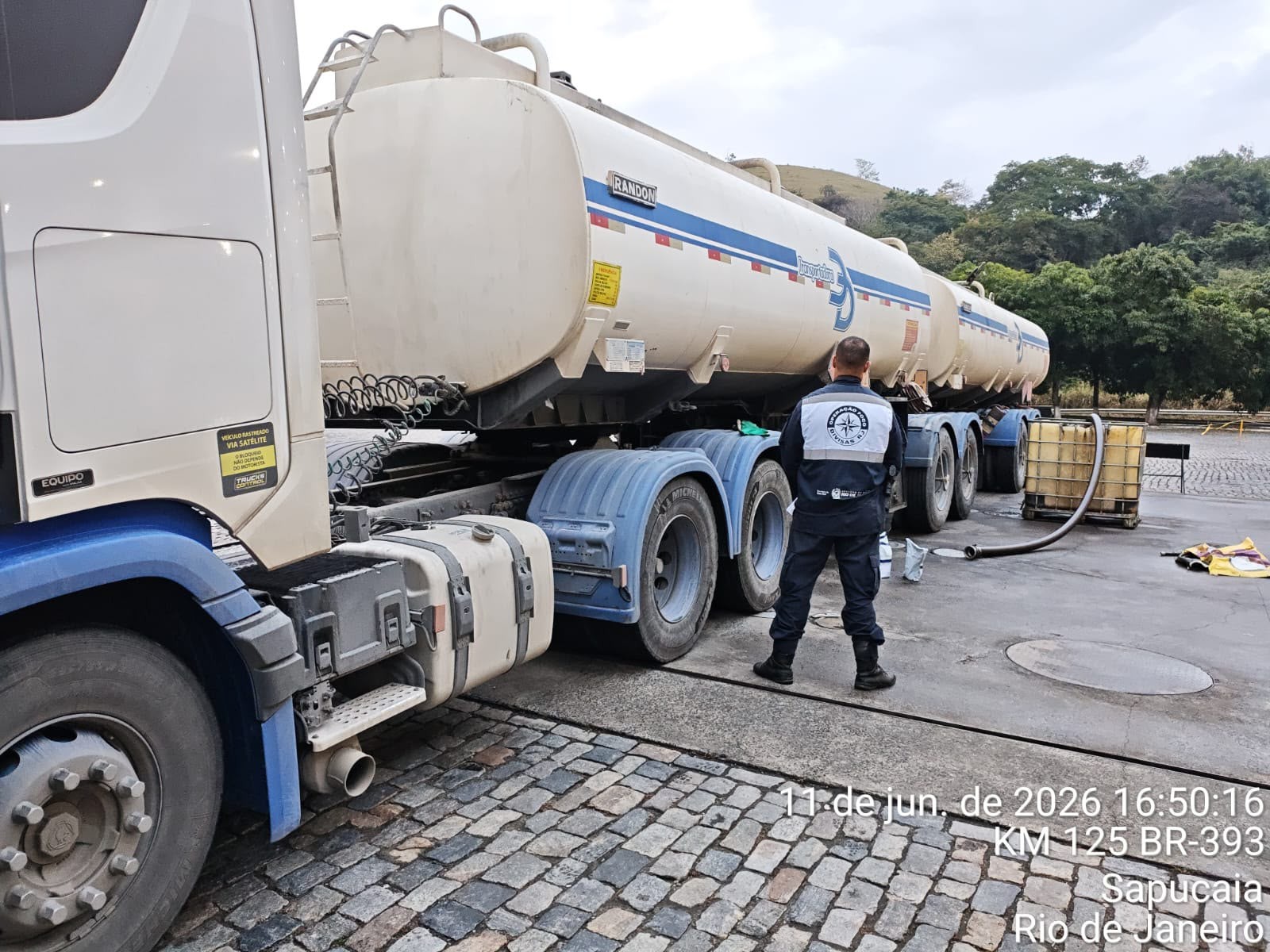 Descarga irregular de 45 mil litros de diesel é apreendida às margens da BR-393, em Sapucaia