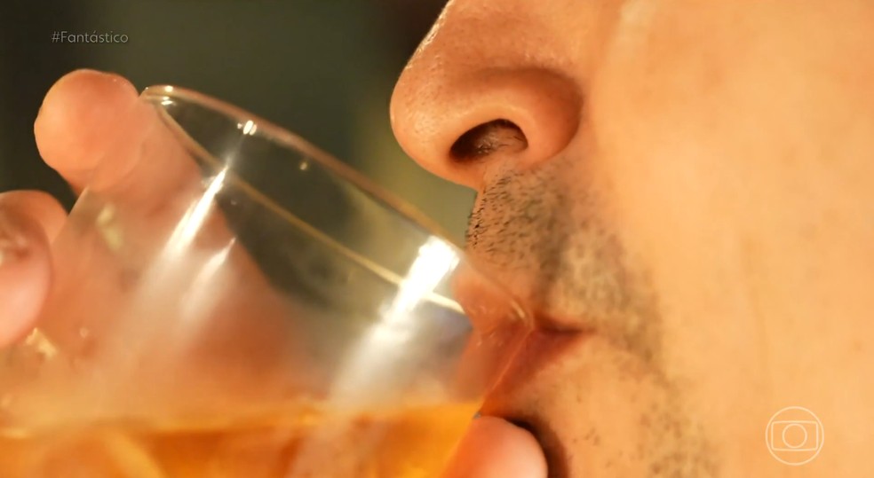 Bebidas contaminadas com metanol foram responsáveis pela morte de duas pessoas em São Paulo, uma terceira morte está sendo investigada. — Foto: Reprodução/TV Globo/Fantástico