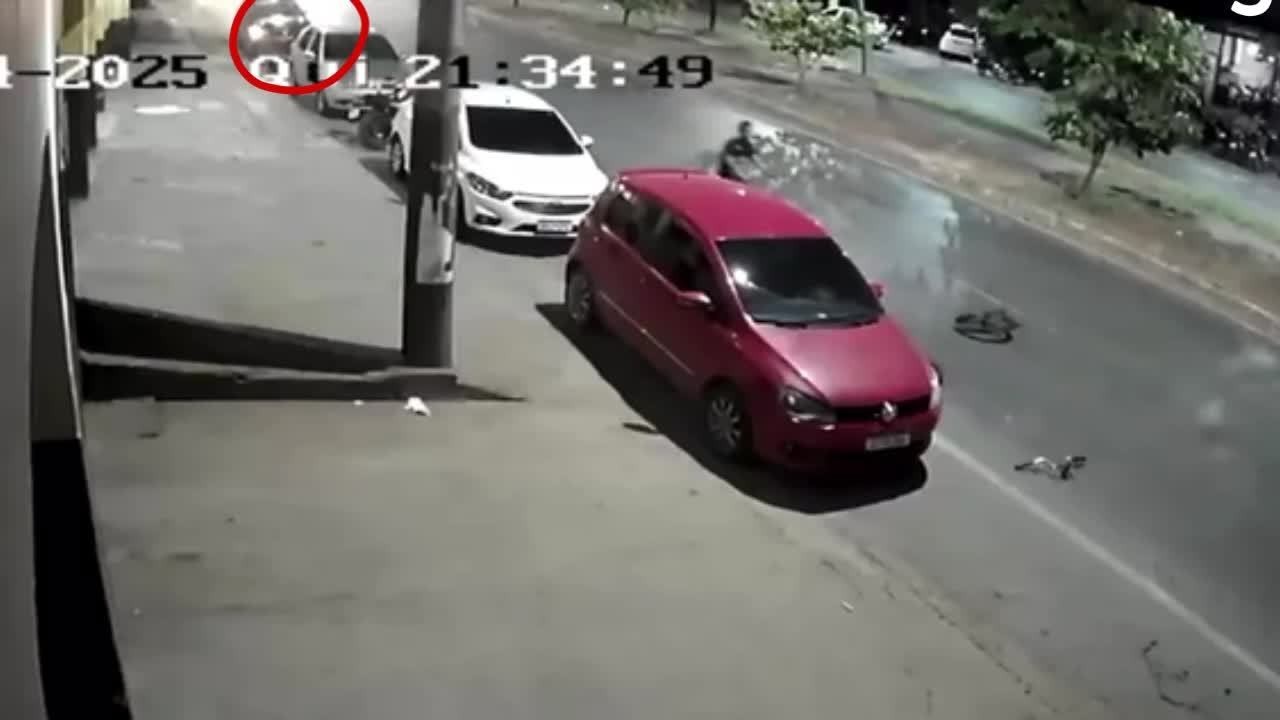 Câmera registra acidente que matou menor de 17 anos que pegava 'carona' na traseira de carreta; veja vídeo