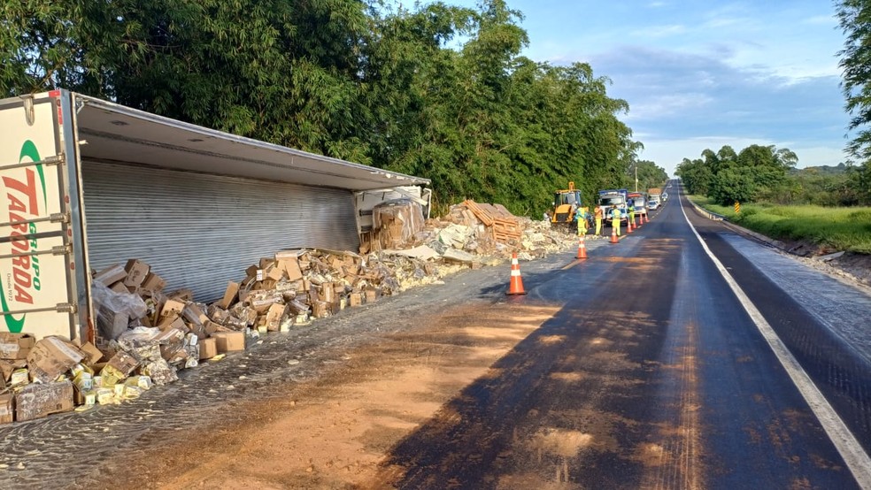 Caminhão carregado com caixas de manteiga ficou tombado na pista após o acidente entre Assis e Paraguaçu Paulista — Foto: Polícia Rodoviária/ Divulgação