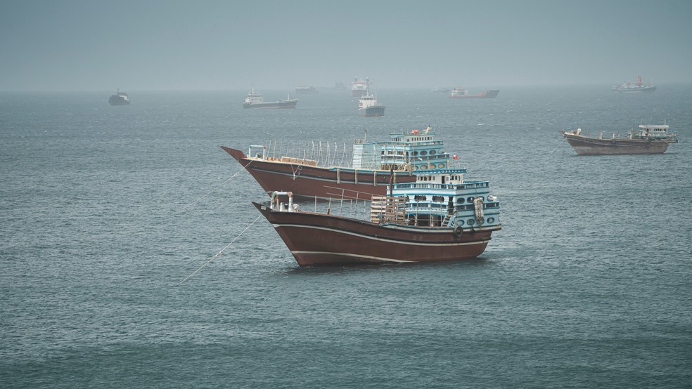 Embarcações navegam pelo Estreito de Ormuz, Musandam, Omã, 20 de maio de 2026. — Foto: REUTERS/Stringer