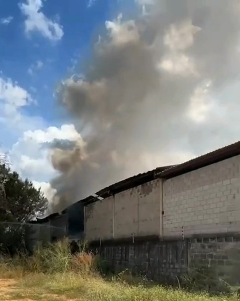 Incêndio atinge barracão de empresa de logística e mercadorias ficam completamente destruídas em Cuiabá