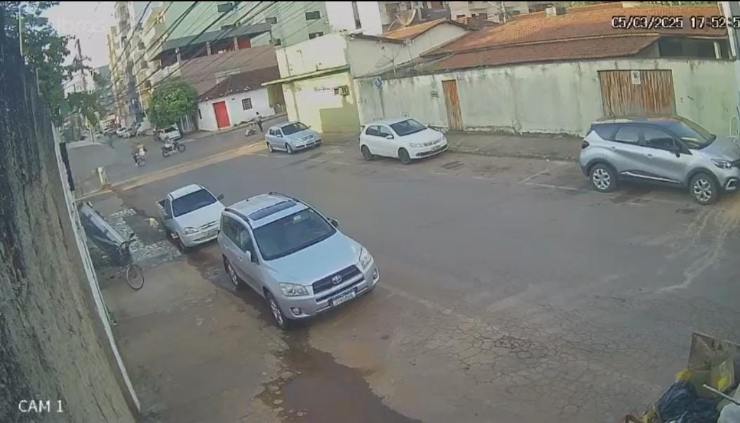 VÍDEO: Motociclista bate em bicicleta elétrica e foge sem prestar socorro à vítima