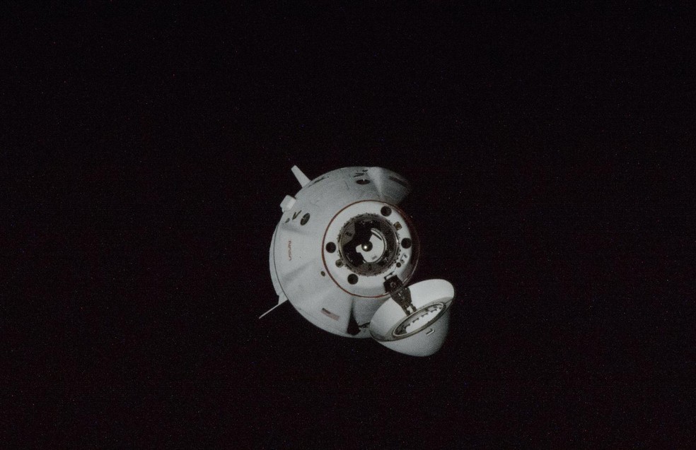 A cápsula Dragon Freedom, da SpaceX, se aproxima da Estação Espacial Internacional com o astronauta da Nasa Nick Hague e o cosmonauta da Roscosmos Aleksandr Gorbunov. — Foto: Nasa