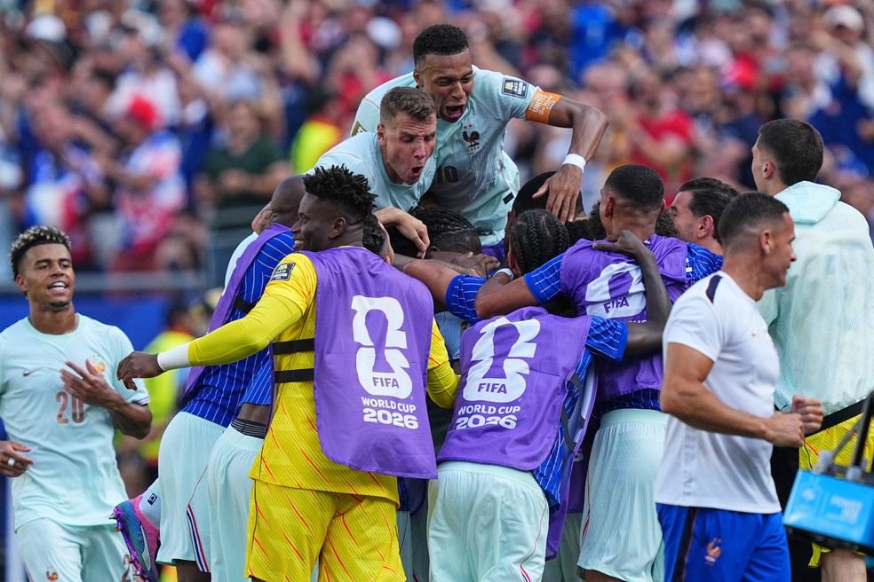 Seleção da França comemora classificação às semifinais da Copa do Mundo após vitória sobre o Marrocos — Foto: Martin Meissner/AP