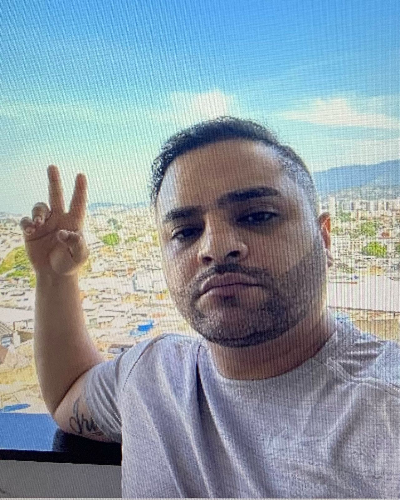 PM do RJ reclama com traficante Professor do valor da propina: 'Você vende pra caramba, favela grande e só manda isso aí?'