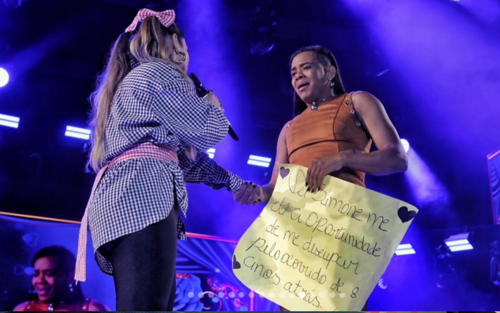 
Fã que derrubou Simaria em show há 8 anos é notada por Simone Mendes após mostrar cartaz e é chamada ao palco: 'oportunidade de me desculpar'