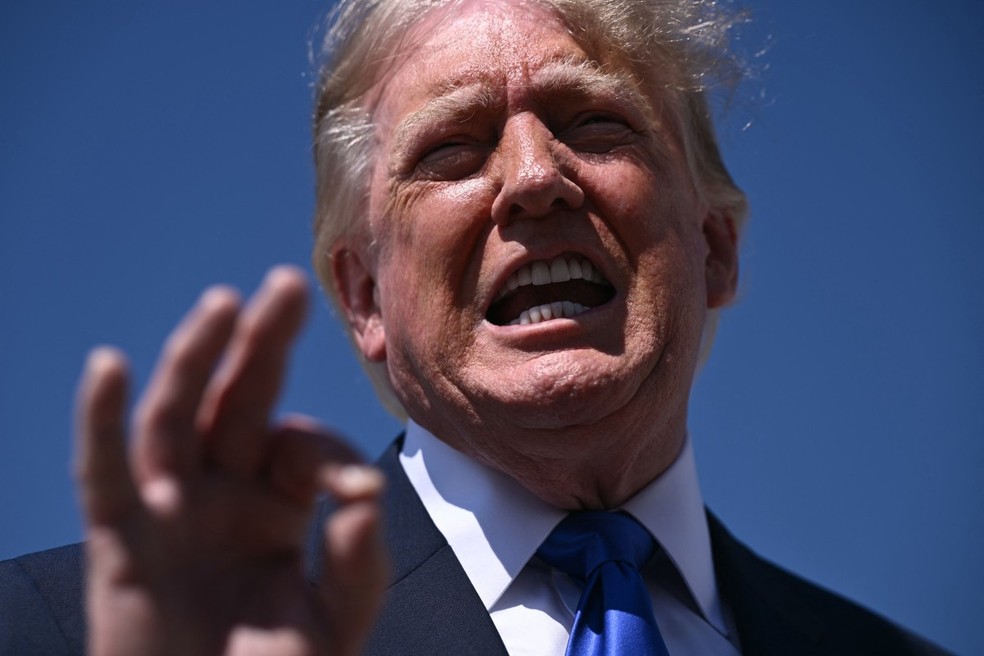 O presidente dos EUA, Donald Trump, fala com repórteres em Maryland, em 9 de setembro de 2026. — Foto: Foto de BRENDAN SMIALOWSKI/AFP