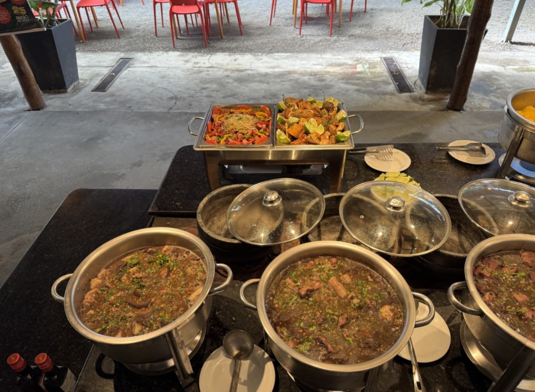 Restaurante distribui mil quentinhas de feijoada em homenagem a Zé Pelintra