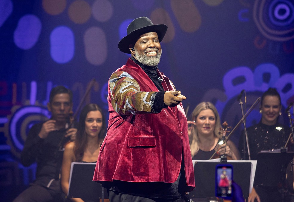 Péricles canta 'Maria Maria' na gravação do álbum audiovisual 'Calendário ao vivo' em show feito em 17 de janeiro em São Paulo — Foto: Fábio Nunes / Alexandre Mantovani / Divulgação