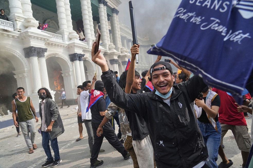 Jovens celebram após queda do primeiro-ministro do Nepal, em 9 de setembro de 2025 — Foto: AP Photo/Niranjan Shrestha